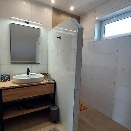 Casa de Férias Dom Letniskowy Zalesie Nad Jeziorem Tajty *